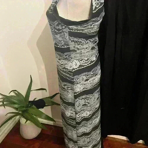 Lace  pattern dress - Picture 6 of 8